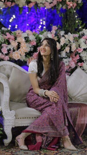 Zhalay Sarhadi Instagram - Meri marzi hai main saari pehnoo yah na pehnoo! 

👗 meri shaadi ki saari my sister got for me from India 

#saari #weddingseason #zhalay #zhalaysarhadi #dialoguereels