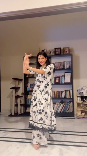 Zhalay Sarhadi Instagram - When in doubt,  wear black and white! The rest is all grey 🐼🐼🐼

Skill or no skill I love the song and I wanted to groove to it! 
👗 @ripret.official 

#dancereels #instadance #zhalay #zhalaysarhadi #cannotsleep