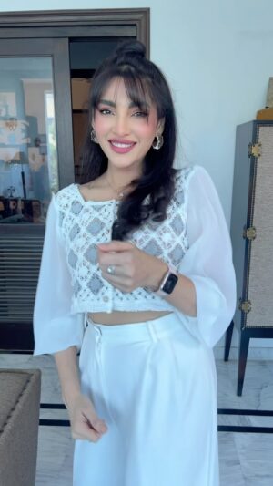 Zhalay Sarhadi Instagram - Just to follow the trend types 

💇‍♀️ @humafahad09 
🎥 @mehvish__ghuri 

#whiteonwhite #brotherlouie #zhalay #zhalaysarhadi #tiktok