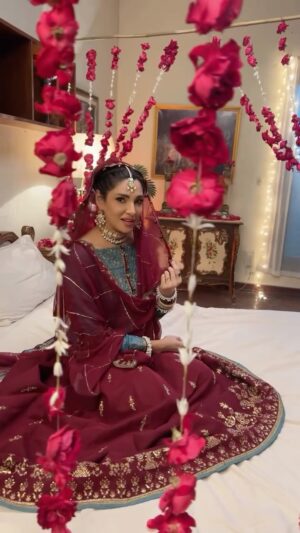 Zhalay Sarhadi Instagram - Who all are watching #judwaa on hum? 
Jee Mera yeh character nahin hai but main character Kay kapron main hoon…
Any feedback guys????
Do let me know in the comments below!!! 

👗 @asimjofa 
💇‍♀️ @simon_makeup_artist 

Every day on  @humtvpakistanofficial at 9 

Any feedback guys????

#humtv #salma #judwaa #zhalay #zhalaysarhadi