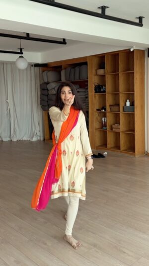 Zhalay Sarhadi Instagram - In love with this beautiful song ✨💖 

Thank you @mainachdiphira for choreographing this for us! @manshapasha we have to do this with full garb

📍 @yogaliftstudio 

#danceclass #classicalmusic #zhalay #zhalaysarhadi #loveofmusic