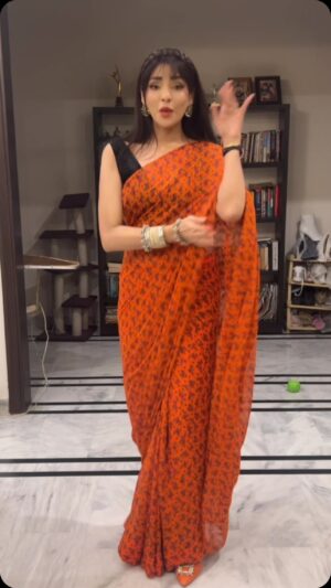 Zhalay Sarhadi Instagram - Trending types! Don’t jealous 

#dancetrends #reeldance #zhalay #zhalaysarhadi #saaree