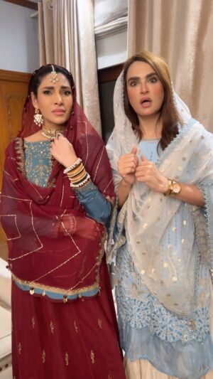 Zhalay Sarhadi Instagram - .
. Kis ne kis ko dia apna bheja? 
.
. With my lovely bheja friend @zhalay 
.
. #nadiahussain #zhalaysarhadi
