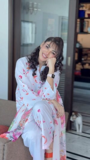 Zhalay Sarhadi Instagram - In my soft pastel era 🌸🦋🍀

👗 @nazminaofficial 

💇‍♀️💄 @humarajput10 

🎥 @mehvish__ghuri 

#musicvideo #reelsinstagram #zhalay #zhalaysarhadi #localbrand