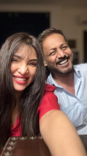 Zhalay Sarhadi Instagram - Saturday night shenanigans with my bestie @ehteshamansari 🌺

After binge watching some desi dramas this is what our state of mind was …. You should totally try it ✌️

#music #latenightpost #ehteshamansari #zhalay #zhalaysarhadi