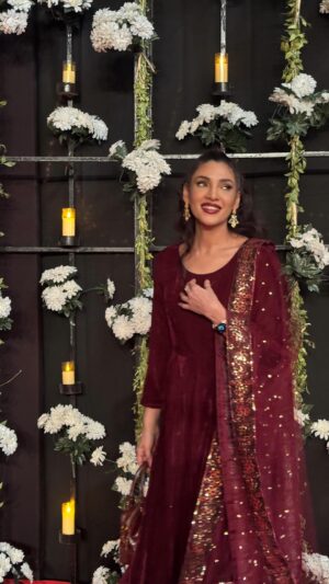 Zhalay Sarhadi Instagram - Ab koi itna insist karaay ga tou kya karsaktay hain 

👗 @tabassum_pk 
💇‍♀️💄 @beenishparvez_official 

#burgundy #transitionreels #zhalay #zhalaysarhadi #beenishparvez