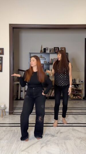 Zhalay Sarhadi Instagram - Because this song is nostalgic 💖👌 

Grooving with @mehvish__ghuri 

#dancechallenge #mannsaathsamander #zhalay #zhalaysarhadi #dancereels