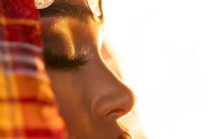 Zhalay Sarhadi Instagram - Eye of Sudan 🇸🇩

The strength of the Sudanese people shines through their gaze, each look telling a story of profound resilience. These eyes speak to the world, knowing we are watching as they endure immense hardship, yet standing firm in truth. In their eyes, we see a people who refuse to be broken, a dignified spirit that holds both a quiet strength and an unwavering commitment to justice.

In those eyes lie generations of wisdom and resilience, formed in the fires of hardship and unified by a shared vision of hope. They do not merely endure; they carry with them a powerful legacy. Each glance is a reminder that their struggle is not one of surrender but of determination, a call for justice that cannot be silenced.

Let us keep our eyes on Sudan, amplifying their stories and bearing witness to the resilience that defines them. Their courage demands our attention and solidarity.

Help this content reach more people by sharing it and following the creator’s account, @moamenghanim

عين السودان 🇸🇩
 
تتألق قوة الشعب السوداني في نظراتهم، فكل نظرة تروي حكاية صمود عميق. هذه العيون تخاطب العالم، عارفة أننا نراقبهم بينما يتحملون المصاعب الجسيمة، ومع ذلك يثبتون على الحق. في عيونهم نرى شعبًا يرفض الانكسار، روحًا كريمة تجمع بين قوة هادئة والتزامًا راسخًا بالعدالة
 
تتجلى في هذه العيون أجيال من الحكمة والصمود، صُقلت في محن الحياة ووُحِدت برؤية مشتركة للأمل. لا يقتصر دورهم على التحمل فقط؛ بل يحملون إرثًا قويًا. كل نظرة تذكرنا بأن نضالهم ليس استسلامًا، بل إصرارًا، ونداءً للعدالة لا يمكن إسكاتُه
 
لنبقِ أعيننا على السودان، لننشر قصصهم ونشهد على الصمود الذي يُعرّفهم. شجاعتهم تتطلب منا الانتباه والتضامن

ساعد هذا المحتوى في الوصول إلى المزيد من الناس من خلال مشاركته ومتابعة حساب
 @moamenghanim

Credit:
Cast: @itsarwaahmed 
Director, Writer, Producer, DOP, Gaffer, Editor: @moamenghanim 
Stylist: @rawaadel
Makeup artist: @makeupbymaab 
PA, BTS: @janaislam___ 
1st AD, BTS: @murielletannous 
Special thanks: @almayassabnthamad @khalifa_photo @maryamwb @tasweer.qa @dohafirestation @qatarmuseums for supporting this project
#sudan #savesudan #sudanmatters #sudanwomen