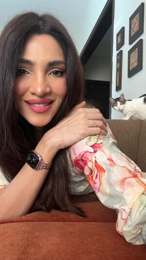 Zhalay Sarhadi Instagram - Echo waallay room main gaanay ka alag mazaa hai!!!

What is this music from???? 

#questionreels #relatablepost #zhalay #zhalaysarhadi #echo