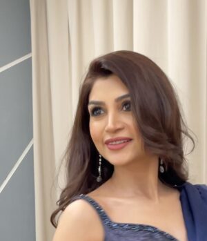 Zoya Nasir Instagram - The mirror gets clearer

#zoyanasir #bluesaree