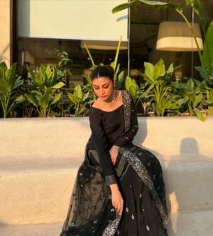 Zoya Nasir Instagram - 👗 @erumkhancouture 
💄 @nabila_salon 
💎 @esfirjewels