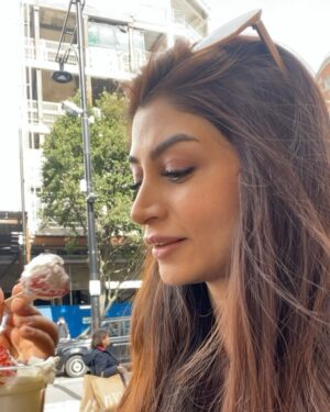 Zoya Nasir Instagram - Visited the place of my first job ever at ‘Boots flagship store’ at Oxford Circus London UK. Lancôme retail, to be precise! The place remains the same but seems like I have lived few lifetimes I was last here.

#zoyanasir #humawards #london #uk #oxfordcircus #noorjahan #pakistanicelebrities #pakistanidrama #pakistaniactresses #pakistaniactors