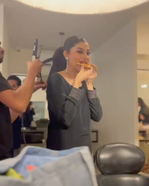 Zoya Nasir Instagram - Trust the process. Make it fun. 

@erumkhancouture 
@nabila_salon 
@esfirjewels 

#zoyanasir #kaffara #noorjahan #pakistaniactress #pakistanicelebrities #pakistanidramas #pakistanidramaactors