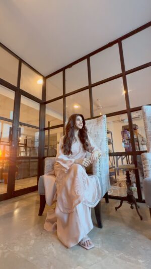 Zoya Nasir Instagram - 👗 @amnaarshadofficial 
💄 💅 @nabila_salon 
💍 💎 @esfirjewels
💇‍♀️ @rukaiya_salon 

#zoyanasir #noorjahan #kaffara #pakistaniactors #pakistanidramas