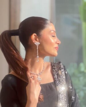 Zoya Nasir Instagram - Trust the process. Make it fun. 

@erumkhancouture 
@nabila_salon 
@esfirjewels 

#zoyanasir #kaffara #noorjahan #pakistaniactress #pakistanicelebrities #pakistanidramas #pakistanidramaactors