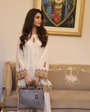 Zoya Nasir Instagram - Daagh tou achay hotay hain
*when you see it*

@sheenbyshaistalodhi 
#zoyanasir