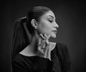 Zoya Nasir Instagram - Let me lay a little low 
Let me find my colours soon 

📸 @nadirtoosy ♥️
👗 @fourandcostore 
💄 @nabila_salon