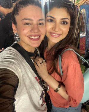 Zoya Nasir Instagram - Family, friends, food and fashion = #mashion

#zoyanasir #mashionbazar #food #family #shopping #fashion #mashion #noorjahan #kaffara #pakistanidramas #pakistaniactresses #pakistanicelebrities