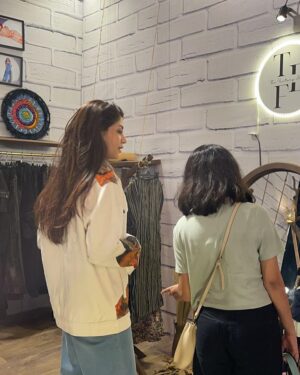 Zoya Nasir Instagram - Family, friends, food and fashion = #mashion

#zoyanasir #mashionbazar #food #family #shopping #fashion #mashion #noorjahan #kaffara #pakistanidramas #pakistaniactresses #pakistanicelebrities