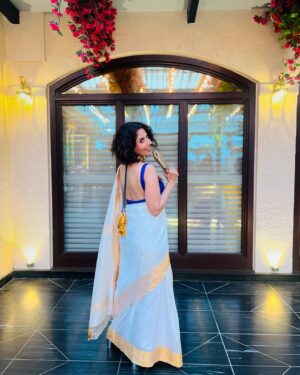 aiana jain Instagram - @aparrnawritesbeauty and @lavenderoom_beautyinsideout curated a lovely pop-up @sareesandsangrias and I had turn up in a saree,  in fact someone asked me yesterday what made you happy today my immediate reply was ‘Wearing a Saree made me really happy today’ !! 
This beautiful Handwoven Uppada Silk Saree is from @kalaneca and an absolute compliment magnet . If you don’t have a white and gold saree in your wardrobe I highly recommend adding  it to your  collection , it’s the basic of sarees that can be styled in so many different ways . I styled mine with a blue silk blouse and one of my favourite statement neckpieces from @shopziddi , I have always found very interesting accessories at Shop Ziddi.
.
.
. Location @famegarden_prive 
.
.
.
.
.
.
.
.
.
.
 #aianaj #aianajsays #aianajloves #aianajinsaree #sareelover #sixyardsofelegance #sareesandsangrias #lavenderoom #aianajxkalaneca #kalaneca #shopziddi #love #find #count #divine