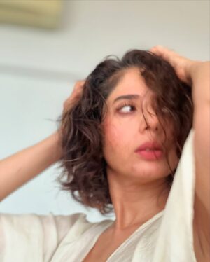 aiana jain Instagram - Me and my new hair say hello !!!
.
.
.
.
.
.
.
.
.
.
.
. #aianaj #aianajsays #aianajloves #shorthaircut #shorthairdontcare #indianfashionblogger #indianbeautyblogger