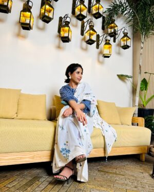 aiana jain Instagram - Can practically live in my Khadi Handloom sarees!! This one is from one of my favourites @nadiyapaar whose florals are so dreamy that I cannot have enough of them in my wardrobe ♥️♥️ 
.
.
.
.
.
. #aianaj #aianajsays #aianajloves #sareelover #sixyardsofelegance #hanloomsarees #aianajinsaree #indianwear #love #find #count #divine #shebang