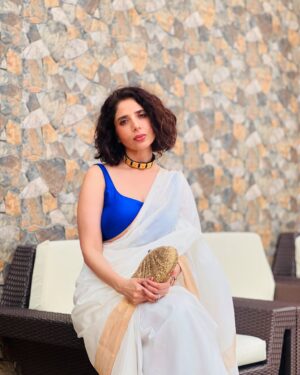 aiana jain Instagram - @aparrnawritesbeauty and @lavenderoom_beautyinsideout curated a lovely pop-up @sareesandsangrias and I had turn up in a saree,  in fact someone asked me yesterday what made you happy today my immediate reply was ‘Wearing a Saree made me really happy today’ !! 
This beautiful Handwoven Uppada Silk Saree is from @kalaneca and an absolute compliment magnet . If you don’t have a white and gold saree in your wardrobe I highly recommend adding  it to your  collection , it’s the basic of sarees that can be styled in so many different ways . I styled mine with a blue silk blouse and one of my favourite statement neckpieces from @shopziddi , I have always found very interesting accessories at Shop Ziddi.
.
.
. Location @famegarden_prive 
.
.
.
.
.
.
.
.
.
.
 #aianaj #aianajsays #aianajloves #aianajinsaree #sareelover #sixyardsofelegance #sareesandsangrias #lavenderoom #aianajxkalaneca #kalaneca #shopziddi #love #find #count #divine
