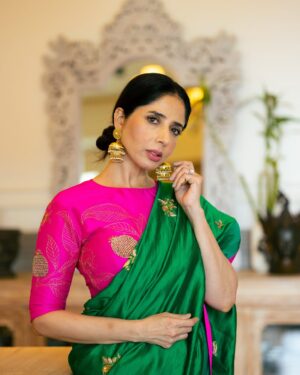 aiana jain Instagram - This is one of my favourite sarees from my collection . Are you a saree lover like me , a little bird told me that  @labelearthen has a giveaway till 31st Jan . Sharing the details in my story , even better go follow the brand they have some really beautiful and aesthetic collection I am their huge fan .
Thank me later !!!
#sareememoirsgiveaway #sareememoirs #labelearthen 
.
.
.
.
.
.
#aianaj #aianajsays #aianajloves #aianajinsaree #sareelover #aianajxlabelearthen #giveaway #sareegiveaway