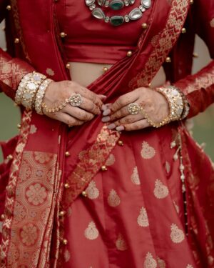 alismita goswami Instagram - Radiating love, wrapped in red ♥️