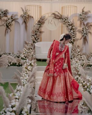 alismita goswami Instagram - Radiating love, wrapped in red ♥️