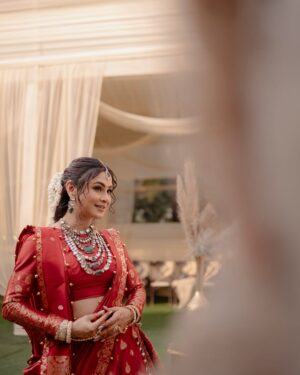 alismita goswami Instagram - Radiating love, wrapped in red ♥️