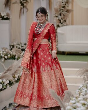 alismita goswami Instagram - Radiating love, wrapped in red ♥️