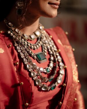 alismita goswami Instagram - Radiating love, wrapped in red ♥️