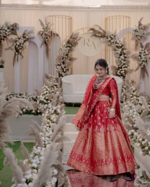 alismita goswami Instagram - Radiating love, wrapped in red ♥️