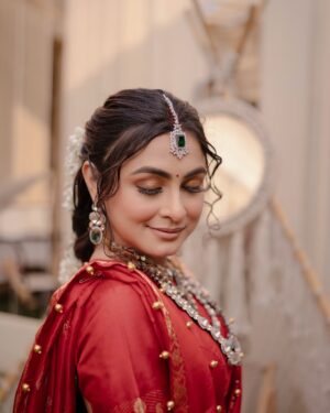 alismita goswami Instagram - Radiating love, wrapped in red ♥️