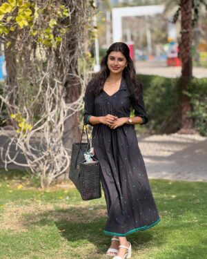 dharshini sudhakar Instagram - The Sun, Me and @laeila.india 🌤️♥️!!! 

Bag @kaipai.india 🫶🏼

#uae #uaetamil #dxb #uaelife #tamil