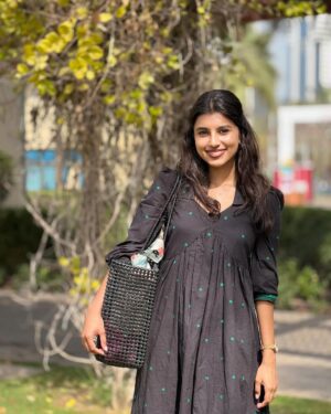 dharshini sudhakar Instagram - The Sun, Me and @laeila.india 🌤️♥️!!! 

Bag @kaipai.india 🫶🏼

#uae #uaetamil #dxb #uaelife #tamil