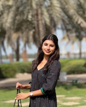 dharshini sudhakar Instagram - The Sun, Me and @laeila.india 🌤️♥️!!! 

Bag @kaipai.india 🫶🏼

#uae #uaetamil #dxb #uaelife #tamil