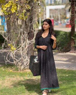 dharshini sudhakar Instagram - The Sun, Me and @laeila.india 🌤️♥️!!! 

Bag @kaipai.india 🫶🏼

#uae #uaetamil #dxb #uaelife #tamil
