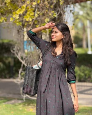 dharshini sudhakar Instagram - The Sun, Me and @laeila.india 🌤️♥️!!! 

Bag @kaipai.india 🫶🏼

#uae #uaetamil #dxb #uaelife #tamil
