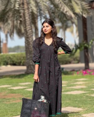 dharshini sudhakar Instagram - The Sun, Me and @laeila.india 🌤️♥️!!! 

Bag @kaipai.india 🫶🏼

#uae #uaetamil #dxb #uaelife #tamil