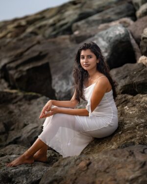 dharshini sudhakar Instagram - அலைத்தேன் வா அன்பே 🦋✨…..

#uae #dxb #tamil #uaetamil #photography