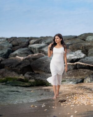 dharshini sudhakar Instagram - அலைத்தேன் வா அன்பே 🦋✨…..

#uae #dxb #tamil #uaetamil #photography
