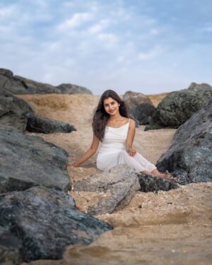 dharshini sudhakar Instagram - அலைத்தேன் வா அன்பே 🦋✨…..

#uae #dxb #tamil #uaetamil #photography