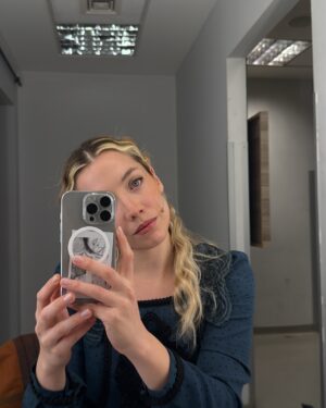 İdil Sivritepe Instagram - Dışarıda yağmur var aldırmıyorum, masamda resmin var kaldırmıyorum arkadaşlar 🌹

#reklam yazalım başımız ağrımasın
