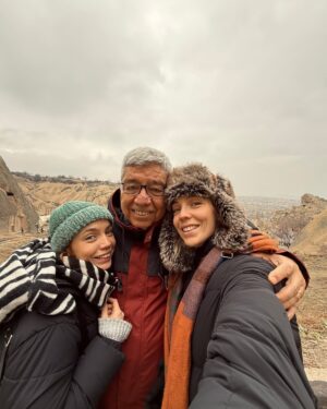 İdil Sivritepe Instagram - Dışarıda yağmur var aldırmıyorum, masamda resmin var kaldırmıyorum arkadaşlar 🌹

#reklam yazalım başımız ağrımasın
