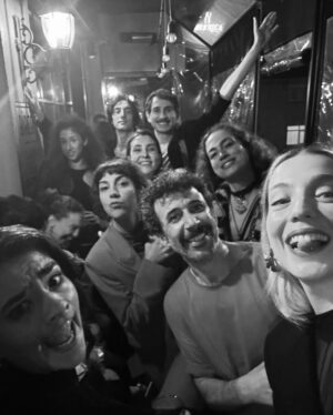 İdil Sivritepe Instagram - Dışarıda yağmur var aldırmıyorum, masamda resmin var kaldırmıyorum arkadaşlar 🌹

#reklam yazalım başımız ağrımasın