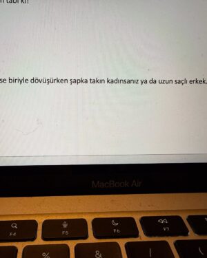 İdil Sivritepe Instagram - Dışarıda yağmur var aldırmıyorum, masamda resmin var kaldırmıyorum arkadaşlar 🌹

#reklam yazalım başımız ağrımasın