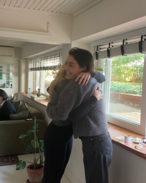 İdil Sivritepe Instagram - Dışarıda yağmur var aldırmıyorum, masamda resmin var kaldırmıyorum arkadaşlar 🌹

#reklam yazalım başımız ağrımasın