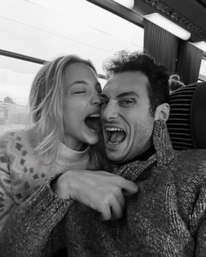 İdil Sivritepe Instagram - Dışarıda yağmur var aldırmıyorum, masamda resmin var kaldırmıyorum arkadaşlar 🌹

#reklam yazalım başımız ağrımasın